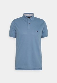 Blå polo skjorta i bomull med kortärmad design, tvåknapplåsning och en liten logotyp på bröstet. Texturerad krage.