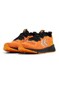 Oranje sportieve schoenen met een gestructureerde mesh bovenkant, zwarte accenten en reflecterende branding. Gekartelde rubberen zool ontworpen voor grip en ondersteuning.