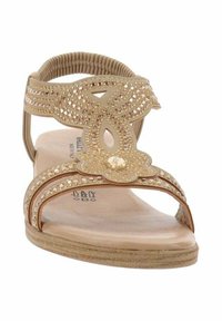 Sandal in pelle colorata marrone con una fascia decorativa arricchita da dettagli dorati, design open toe, suola piatta e una fascia elastica sul retro per garantire comfort.