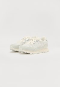 Lichtgrijze sneakers met een gestructureerde stof, suède accenten, een gevoerde zool en platte veters met een subtiele logodetail aan de zijkant.