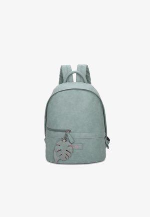 Rucksack aus weichem, strukturiertem mintgrünem Material. Abgerundetes Design mit verstellbaren Trägern, vorderer Reißverschlusstasche und anhängendem Blatt-Charme.