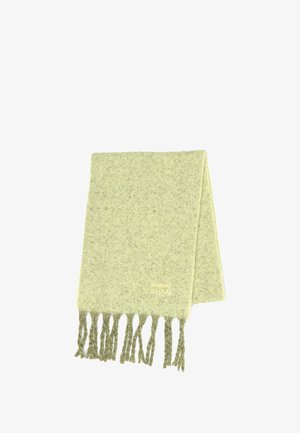 Bufanda verde claro con textura, acabada en flecos y con un pequeño logo dorado de "Bimba Y Lola" cerca de un borde.