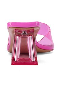Sandali con tacco aperto in rosa trasparente, dotati di tacco quadrato, con un accento trasparente e una finitura lucida per una texture morbida.
