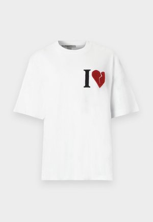 Λευκό κοντομάνικο T-shirt με μαύρο γράμμα "I" και κόκκινη γραφική παράσταση σπασμένης καρδιάς στο αριστερό στήθος.