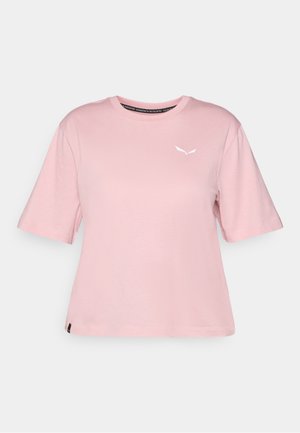 Rosa Baumwoll-T-Shirt mit kurzen Ärmeln, rundem Halsausschnitt und einem kleinen weißen Logo auf der Brust. Glatte Textur und lässiger Schnitt.