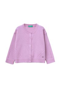 Cardigan rosa lavorato a maglia con scollatura rotonda, chiusura a cinque bottoni e dettagli decorativi a occhiello sulle maniche e ai lati. Texture morbida.