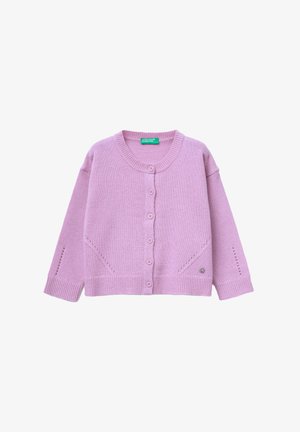 Cárdigan de punto rosa con cuello redondo, cierre de cinco botones y detalles decorativos de ojales en las mangas y los lados. Textura suave.