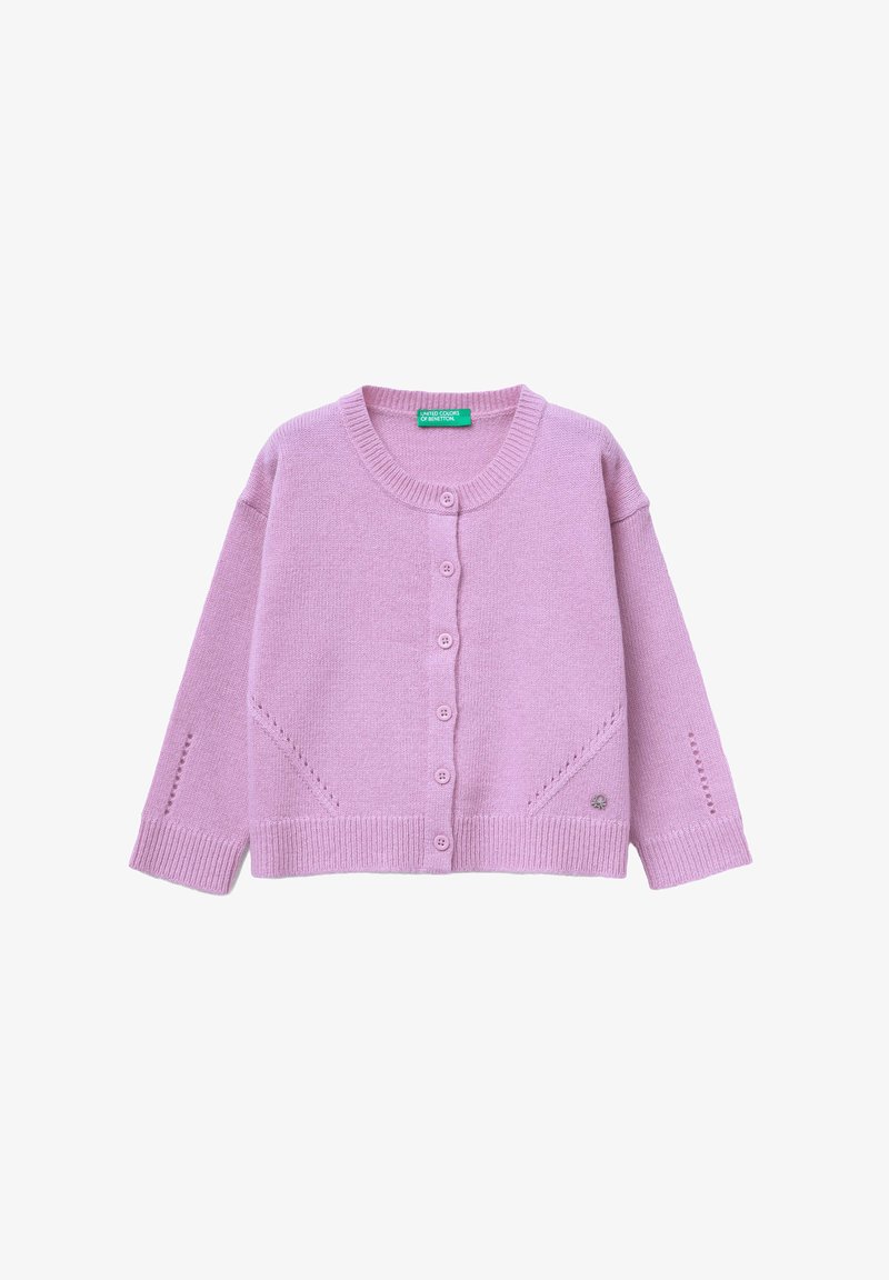 Rosa gestrickte Strickjacke mit runder Halslinie, fünf Knopfverschluss und dekorativen Lochdetails an den Ärmeln und Seiten. Weiche Textur.