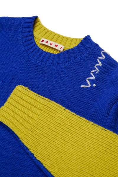 Lyseblå strikkegenser med gule ribbekanter. Har rund hals og et vevd merke med "Marni" i rødt. Broderte detaljer er til stede.