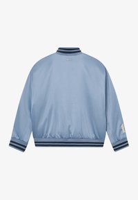 Veste bomber en satin bleu clair avec col, poignets et bas côtelés rayés bleu foncé, et un petit logo doré près du cou à l’arrière.