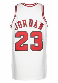 Canotta da basket bianca con righe e bordi rossi. Presenta un grande testo rosso "JORDAN" e il numero "23" in rosso contornato di nero.