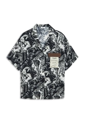Chemise à manches courtes à boutons en noir et blanc avec un motif baroque complexe. Comprend une étiquette en cuir marron sur la poche avant.