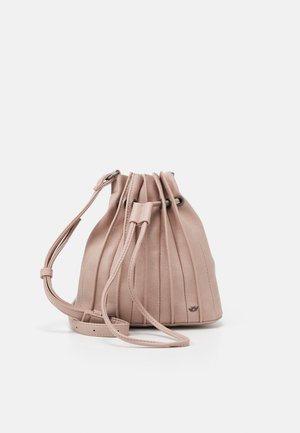 Lichtroze leren emmer-tas met verstelbare schouderriem en trekkoordsluiting, rechtopstaand op een witte achtergrond.