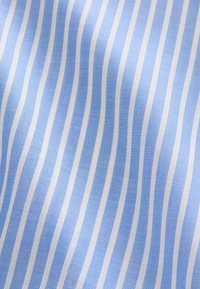 Tissu bleu avec des rayures verticales blanches uniformément espacées, montrant la texture et des plis doux.