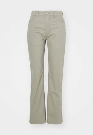 Pantalons taille haute vert clair avec une coupe droite. Comprend des poches classiques et une fermeture à bouton en métal à l'avant. Texture de tissu douce.