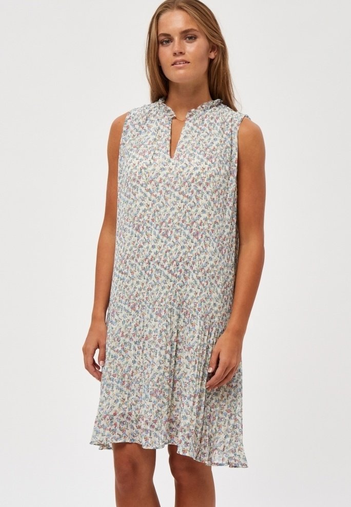 Mouwenloze jurk met bloemenprint in lichte stof. Kenmerkt zich door een keyhole-halslijn met zachte plooien, die net boven de knie valt. Lichte kleuren met subtiele patronen.