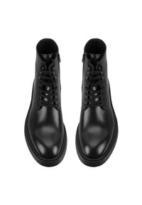 Zwarte leren enkelboots met een gladde textuur, ronde neus, bevestigd met veters en uitgerust met een ritssluiting voor gemakkelijk aan- en uittrekken.