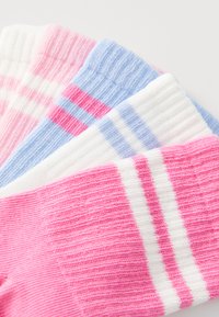 Baumwollsocken in Pink, Weiß und Hellblau, mit gerippter Textur und horizontalen Streifen in unterschiedlichen Breiten. Vier Paar zusammen angeordnet.