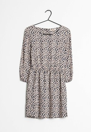 Granatowa sukienka z długimi rękawami, okrągłym dekoltem, talią marszczoną oraz kwiatowym wzorem w kolorze różowym i białym. Wykonana z lekkiego materiału.