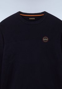 Marineblauwe trui met een gestructureerd bovenpaneel, geribbelde ronde hals en een oranje accent. Voorzien van een ronde logobadge op de borst.