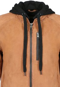 Hnědá kožená bunda s černou kapucí, která má přední zip a dvě kapsy. Materiál je hladký s viditelnými detaily prošití.