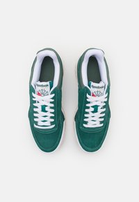 Reebok Classic CLUB C MEGACOURT UNISEX - Sneakers low - collegiategreen/escapegreen