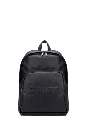 Zaino in pelle nera con superficie testurizzata, dotato di due scomparti con cerniera e marchio "CULT" in rilievo sulla tasca frontale.