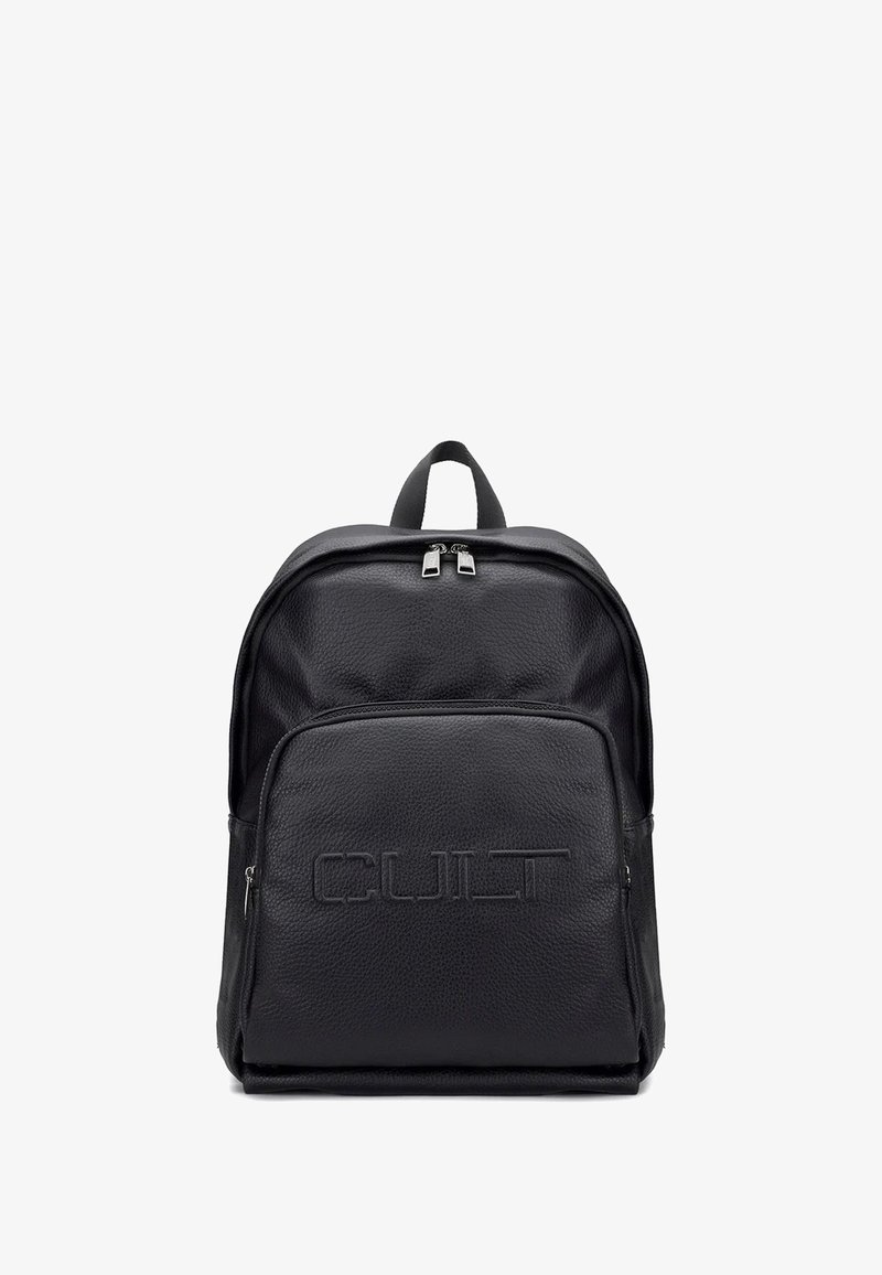 Zaino in pelle nera con superficie testurizzata, dotato di due scomparti con cerniera e marchio "CULT" in rilievo sulla tasca frontale.