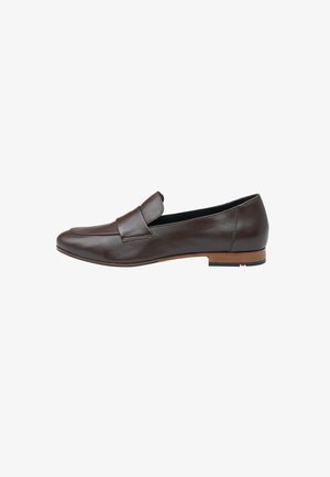 Mocassin en cuir marron foncé à enfiler avec un petit talon en bois et un bout carré arrondi, présenté de profil sur fond blanc.