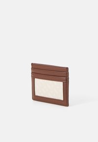 Portacarte in pelle marrone con un pannello crema texturizzato, quattro slot per carte e una finestra trasparente per l'ID. Design rettangolare compatto.