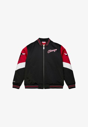Schwarze Bomberjacke mit roten und weißen Ärmeln, ausgestattet mit einem Frontreißverschluss, geripptem Kragen und Bündchen sowie "Chicago" auf der Brust gestickt.