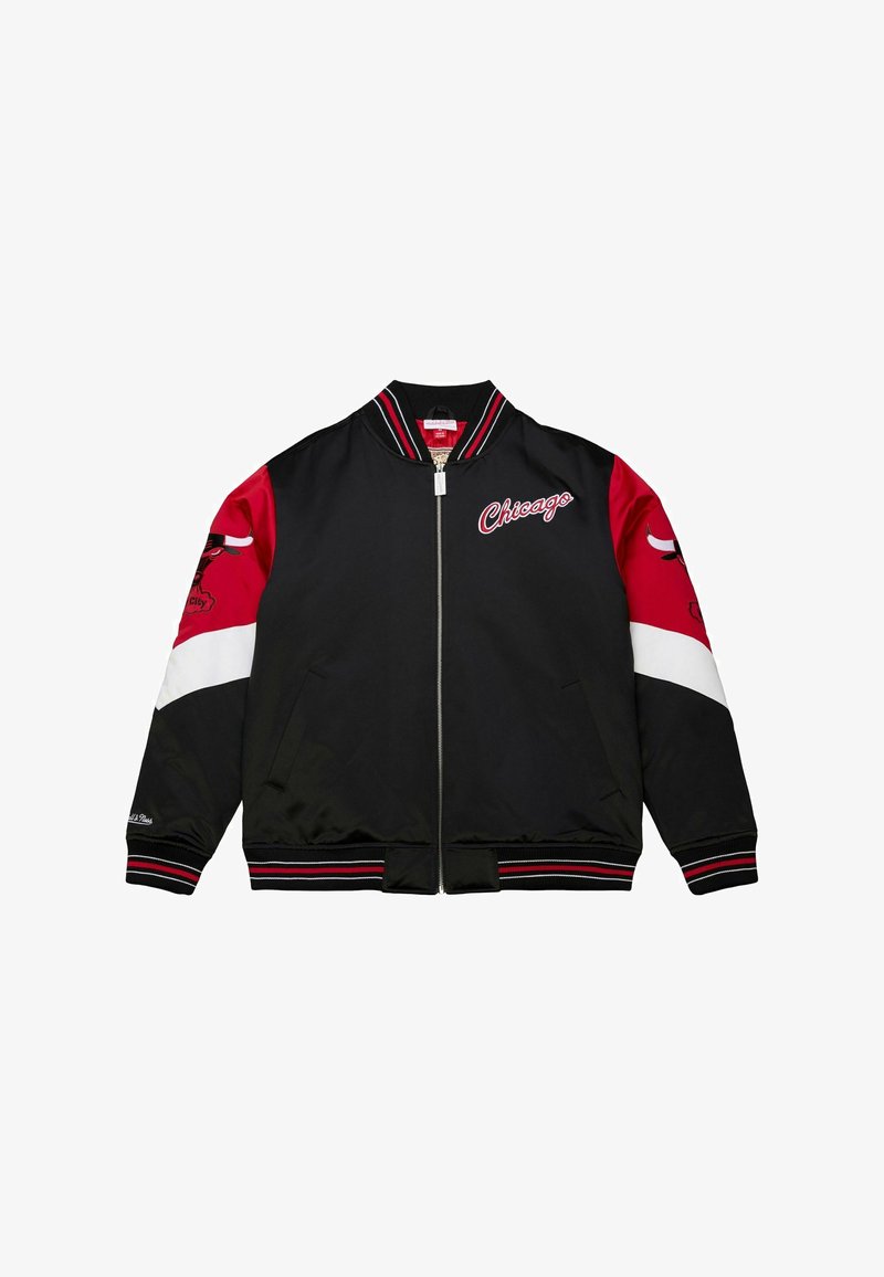 Chaqueta bomber negra con mangas rojas y blancas, con un cierre frontal, cuello y puños acanalados, y "Chicago" bordado en el pecho.