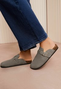 Friends Like These REGULAR FIT - BUCKLE COMFORT  FIT - Klumpák - grey