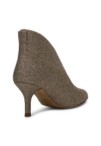 Stivale alto glitterato con tacco a spillo in tessuto metallico bronzo, punta affusolata, silhouette elegante e tacco sottile con finitura testurizzata.