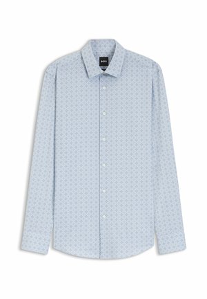 Lyseblå langærmet skjorte med knapper, dekoreret med et lille mørkeblåt geometrisk mønster og en spredt krave, lagt fladt på en hvid baggrund.