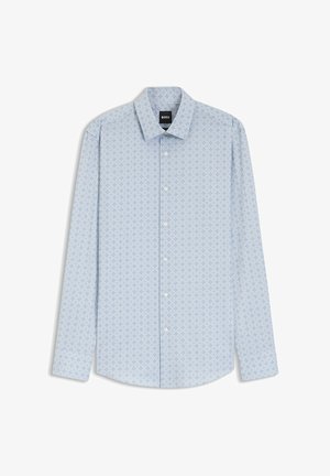 Jasnoniebieska koszula z długim rękawem na guziki, z małym, ciemnoniebieskim geometrycznym wzorem i szerokim kołnierzem, rozłożona na białym tle.