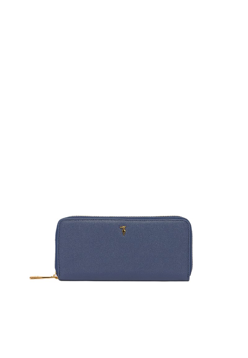Portafoglio blu in pelle con finitura testurizzata, chiusura con zip e accento del logo dorato sulla parte anteriore. Forma rettangolare, design semplice.