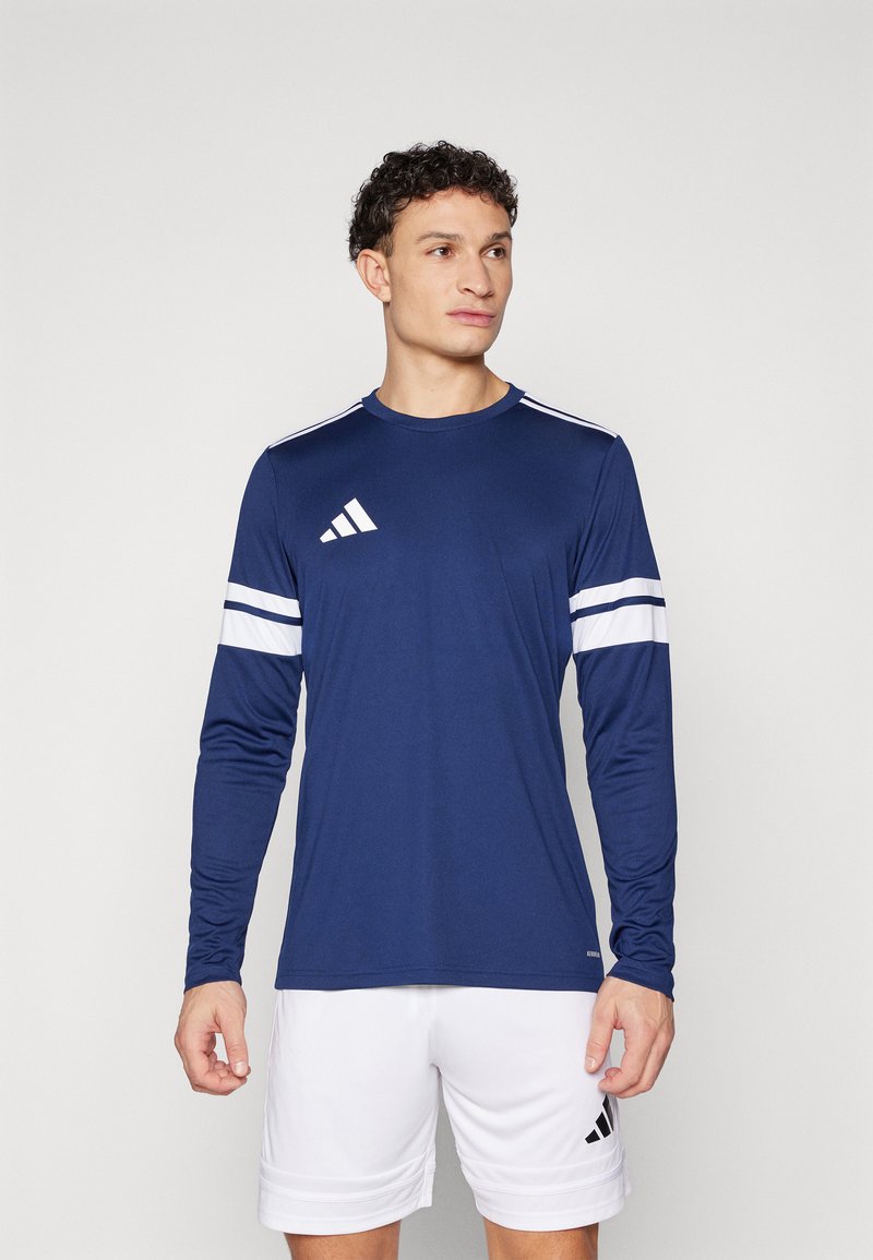 Langsleeve sportshirt in marineblauw met witte strepen op de mouwen, gemaakt van vochtafvoerende stof; voorzien van het Adidas-logo op de borst.