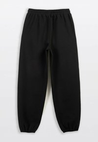Czarne dresy wykonane z miękkiego materiału, z elastycznym paskiem w talii i ściągaczami przy nogawkach, o luźnym kroju i bez widocznych wzorów.
