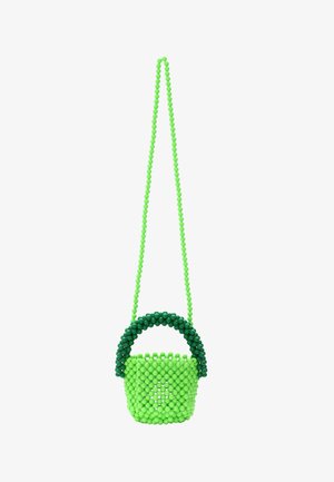 Zöld gyöngyökkel díszített kézi táska kör alakú füllel, különböző zöld árnyalatú gyöngyökből készült szőtt mintával és hosszú pánttal, amely keresztben viselve is használható.