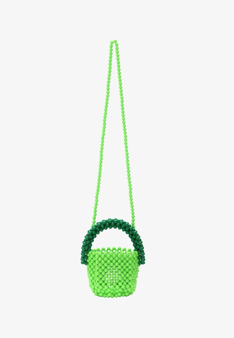 Zielona torebka na koralikach z okrągłym uchwytem, zawierająca różnorodne odcienie zieleni w plecionej strukturze oraz długi pasek do noszenia na pasku.