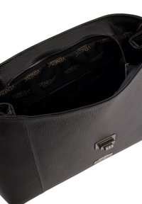 Schwarze Lederhandtasche mit strukturierter Oberfläche, Reißverschluss und Innenfutter aus markenbedrucktem Stoff mit Logo-Muster.