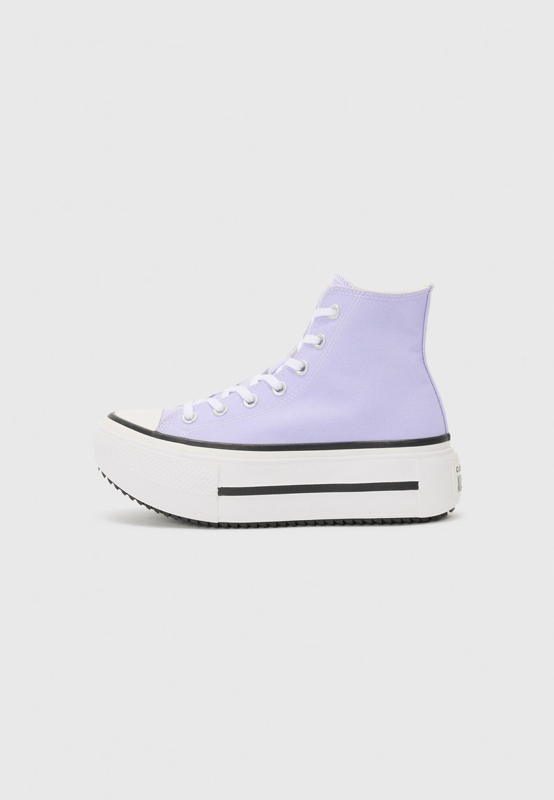 Αθλητικά παπούτσια ψηλής φτέρνας σε ανοιχτό λεβάντα καμβά με άσπρη καουτσούκ σόλα και μαύρη λωρίδα, διαθέτοντας άσπρες οπές και κορδόνια.