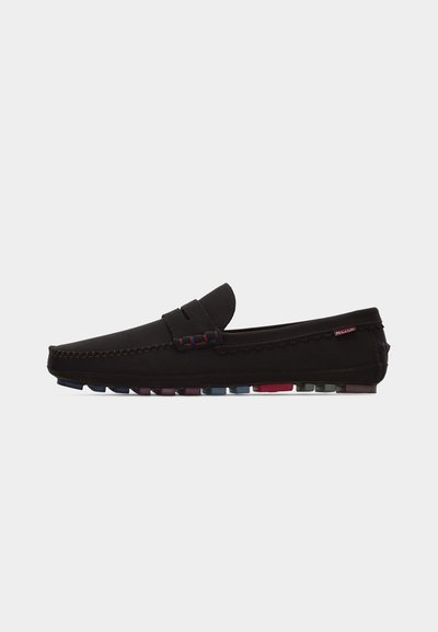 Mocassin noir à enfiler avec dessus cousu, lanière style penny et semelles en caoutchouc multicolores antidérapantes, présenté de profil sur fond blanc.