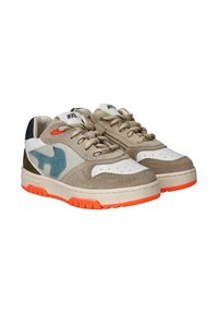 Nike sneakers met een beige suède en mesh bovenwerk, witte accenten, een blauw logo en een oranje loopzool. Vetersluiting voor een veilige pasvorm.