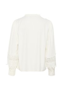 Blouse blanche à manches longues avec des accents en dentelle sur les manches et un col froncé. Tissu doux, coupe décontractée et poignets boutonnés.