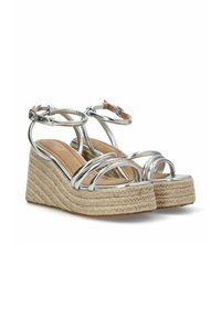 Sandalias de cuña plateadas con tiras, con una suela de yute trenzada, que cuentan con una plantilla acolchada y correas en el tobillo ajustables para un ajuste seguro.