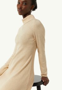 comma MIT TURTLENECK - Strickkleid - beige