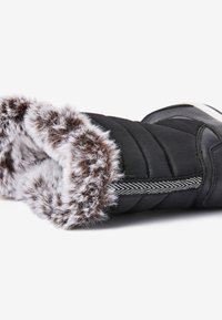 Stivali invernali neri con un risvolto foderato in pelliccia sintetica bianca e marrone, tomaia in tessuto imbottito e un nastro testurizzato decorativo sul lato.