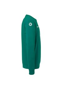 Groene sweatshirt met lange mouwen en een ronde hals, met een wit logo op de bovenarm en gedeeltelijke witte tekst op de borst.